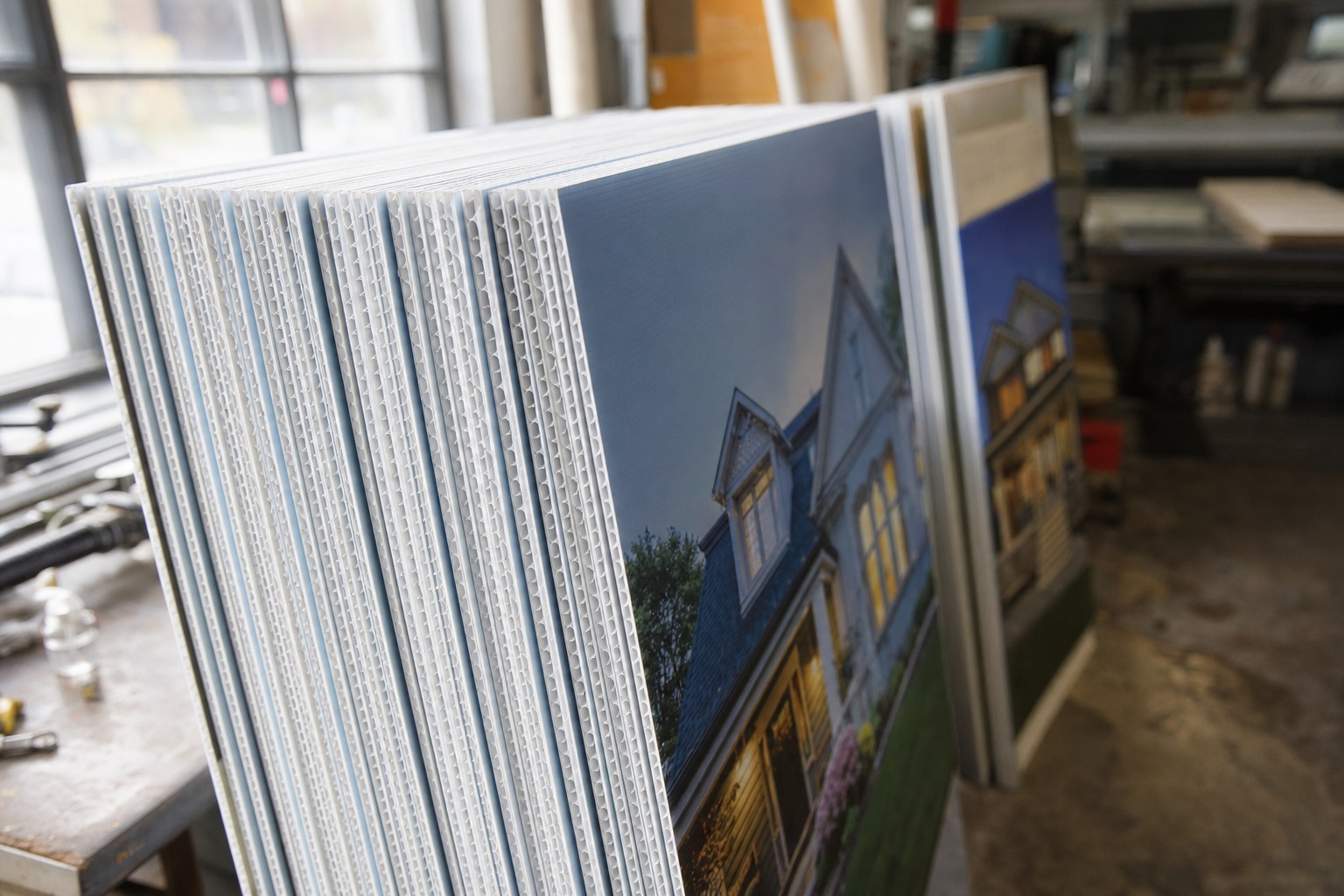 Stack of printed coroplast 4mm enseignes de pelouse lawn signs with vertical flutes visible on edge